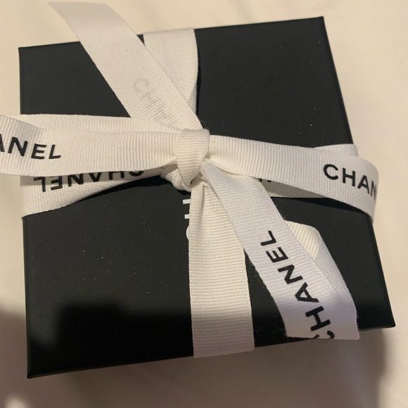 Brand new, rare and collectible authentic Chanel brooch,comes with box, bow - Picture 6 of 12